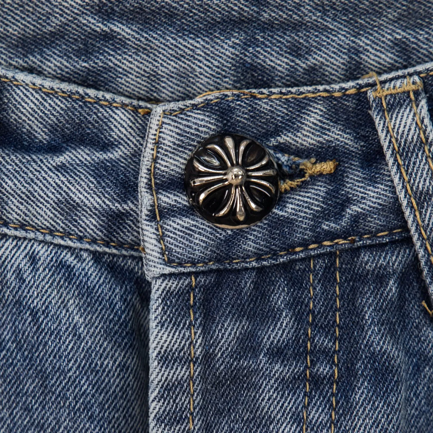 P270 Chrome Hearts Gallery 2025 new limited edition black large cross flared jeans are a hot item this season and are sought after by countless celebrities and fashionistas. The neat details of the cutting process add color to the playful fashion! The neat and meticulous design, and the well-fitting structure is unique. The upper body not only has outstanding recognition, but also looks younger and younger. A style with the ultimate wearing meaning and performance, gorgeous color matching, and the craftsmanship of this style is also extremely extraordinary. After the finished product is washed, it is disassembled and hand-made with sheepskin cross leather and then spliced ​​together to complete. The whole piece has too many craftsmanship to describe. It is decorated with patchwork cross flowers and high-waisted washed jeans! ! Absolutely high-end luxury product, a god-level single product, a super popular product, made by top heavy industry, a magic weapon that cannot be missed to hit the streets. Style number: 1845 Size: 28 30 32 34 36 Color: blue